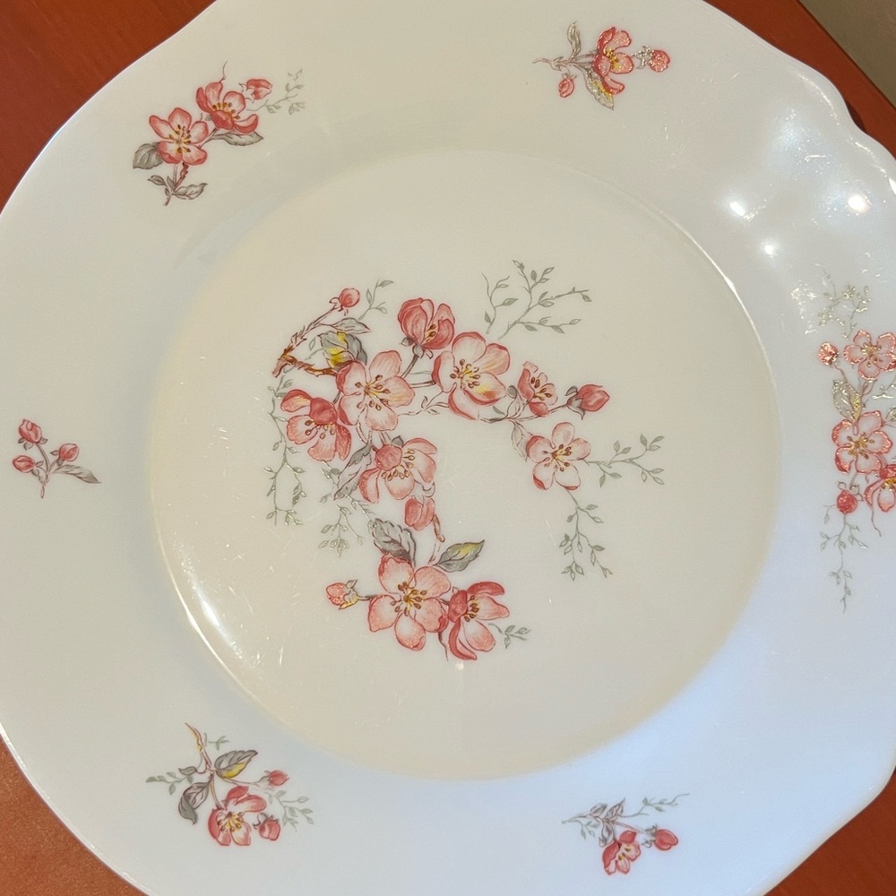 Arcopal France Florentine Scalloped Opal Milk Glass Dinner Plate 10inch Flowers